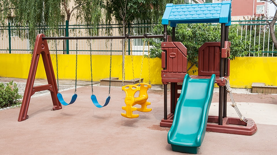Установка детских площадок с горкой и качелями